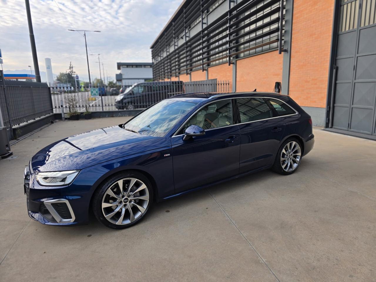 Audi A4 Avant 40 TDI quattro S tronic S line edition