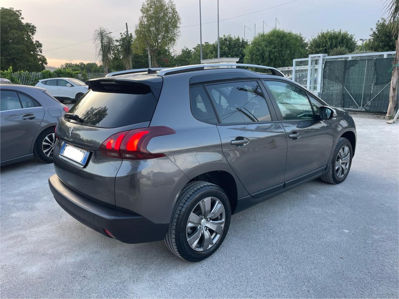 Peugeot 2008 PureTech 82 Style km 37.000 Nuova !