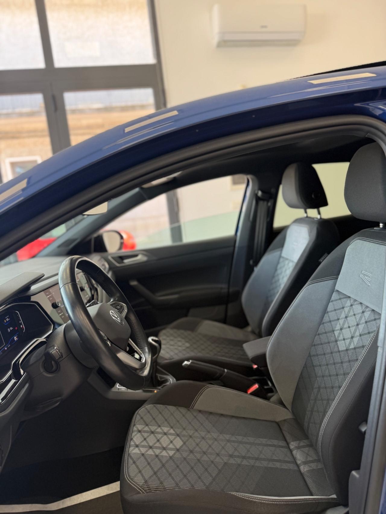 Volkswagen Taigo 1.0 tsi R-LINE TETTO APRIBILE.VIRTUAL COCKPIT.TELECAMERA,APPLE CARPLAY,KM CERTIFICATI