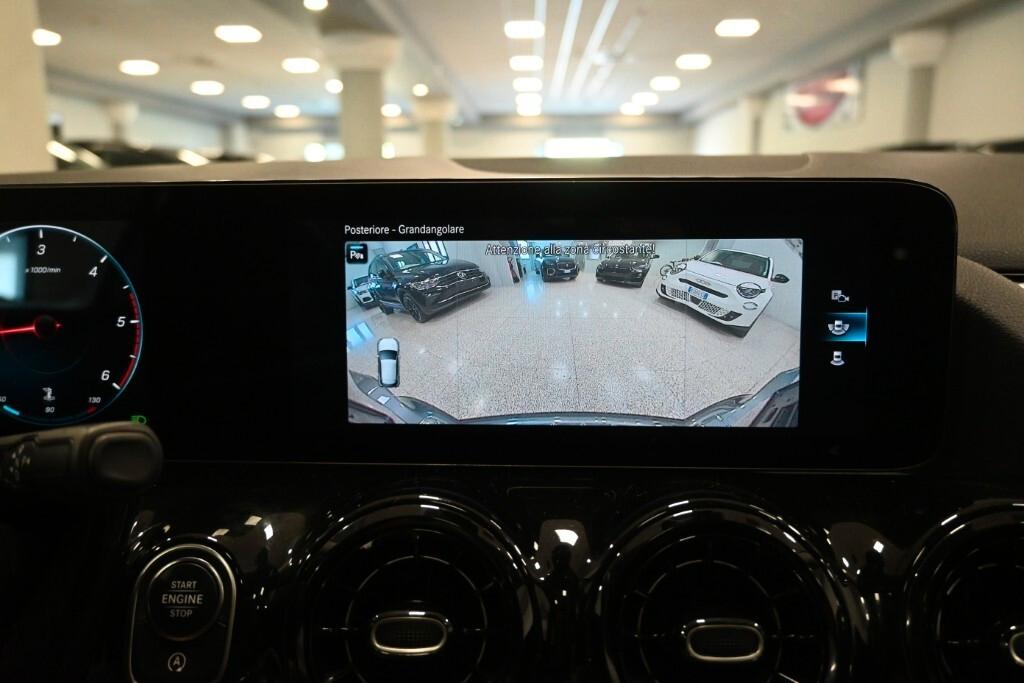 MERCEDES-BENZ GLA 180D 115CV AUTOMATIC BUSINESS SOLUTION ( DISTRONIC - TETTO PANORAMICO APR. - NAVI PREMIUM - PARK ASSIST - TELECAMERA POST. )