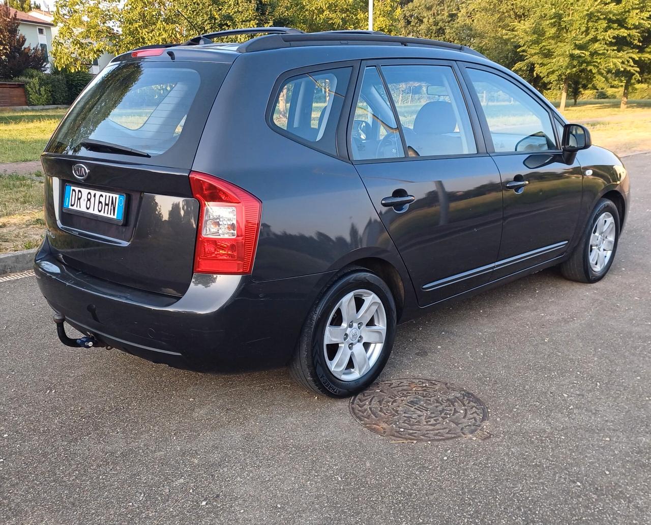 Kia Carens 2.0 CVVT LX Family
