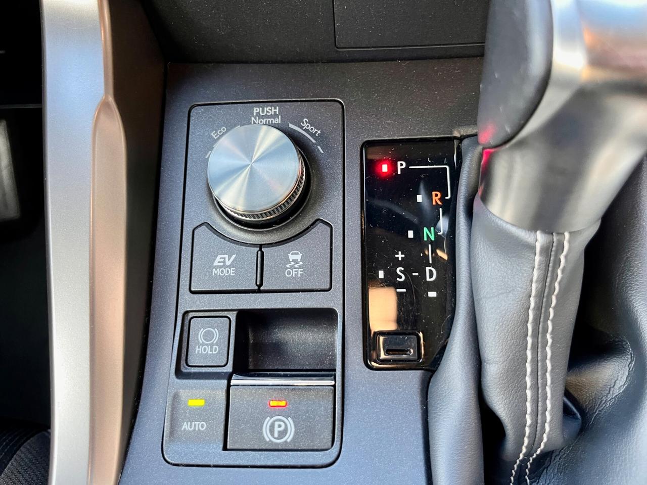 Lexus NX 300h Hybrid 4WD Business
