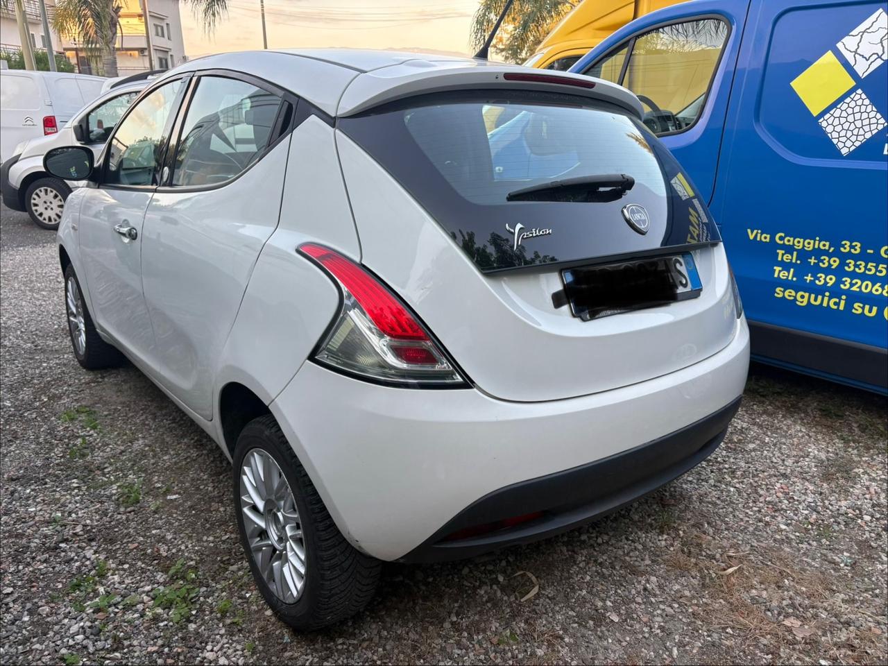 Lancia Ypsilon 0.9 TwinAir 85 CV 5 porte Metano Ecochic Silver