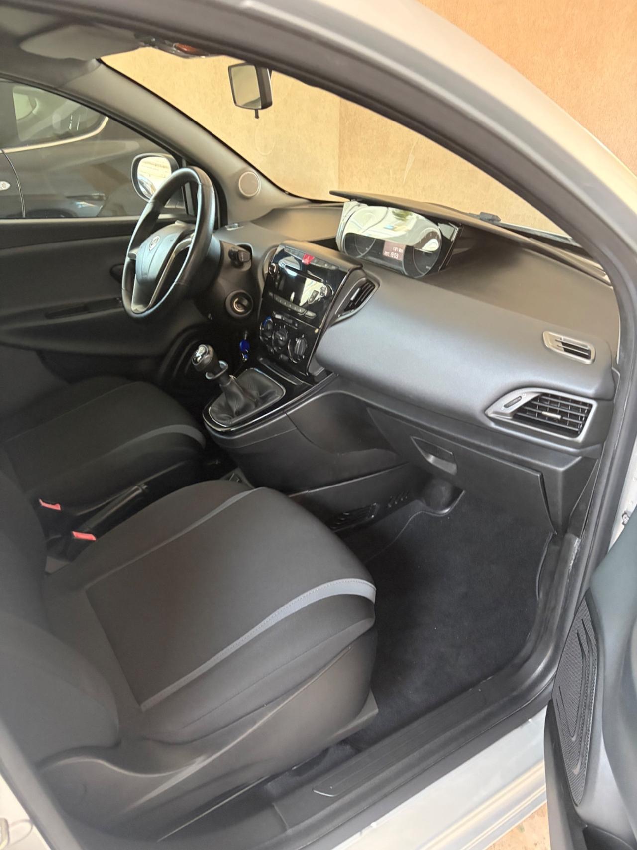 Lancia Ypsilon 1.2 69 CV 5 porte Platinum