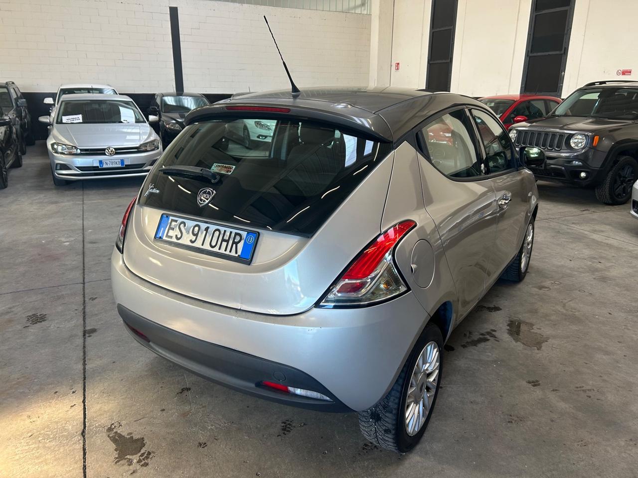 Lancia Ypsilon 0.9 TwinAir 85 CV 5 porte Metano Ecochic Silver