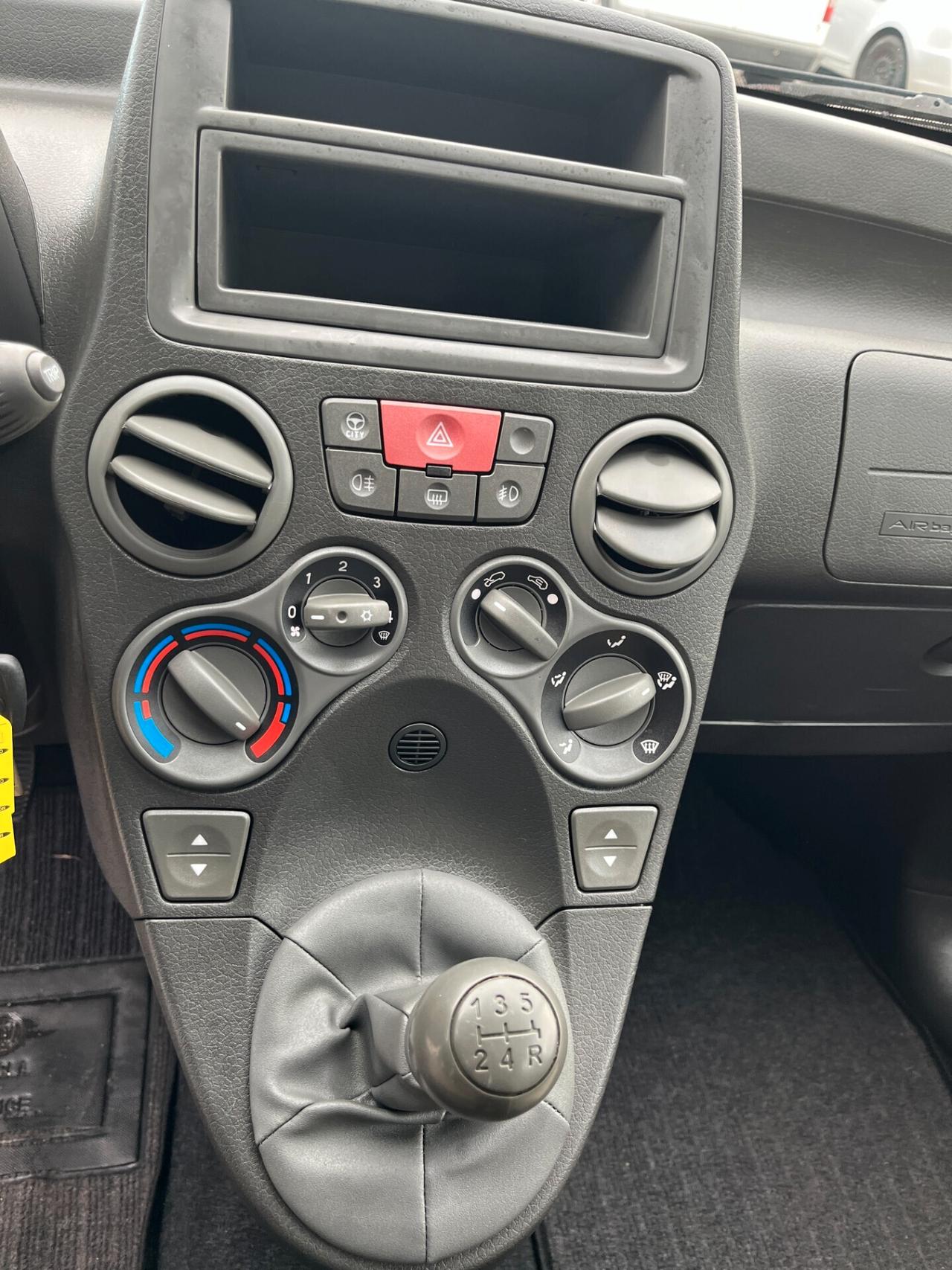 Fiat Panda 1.2 Dynamic Natural Power CON SOLI 99798 KM ADATTA AI NEOPATENTATI UNICO PROPRIETARIO