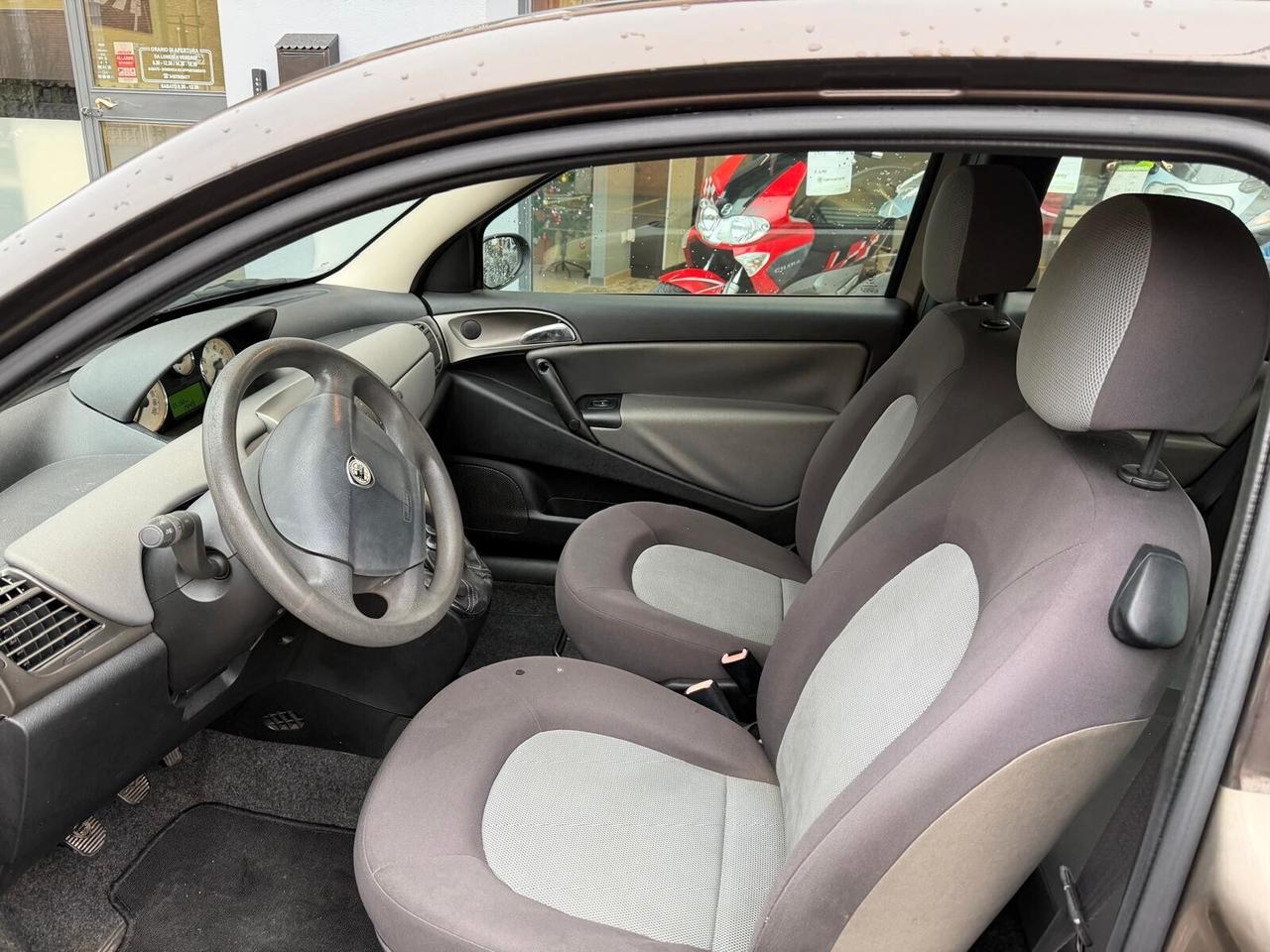 Lancia Ypsilon 1.2 benzina, b-color