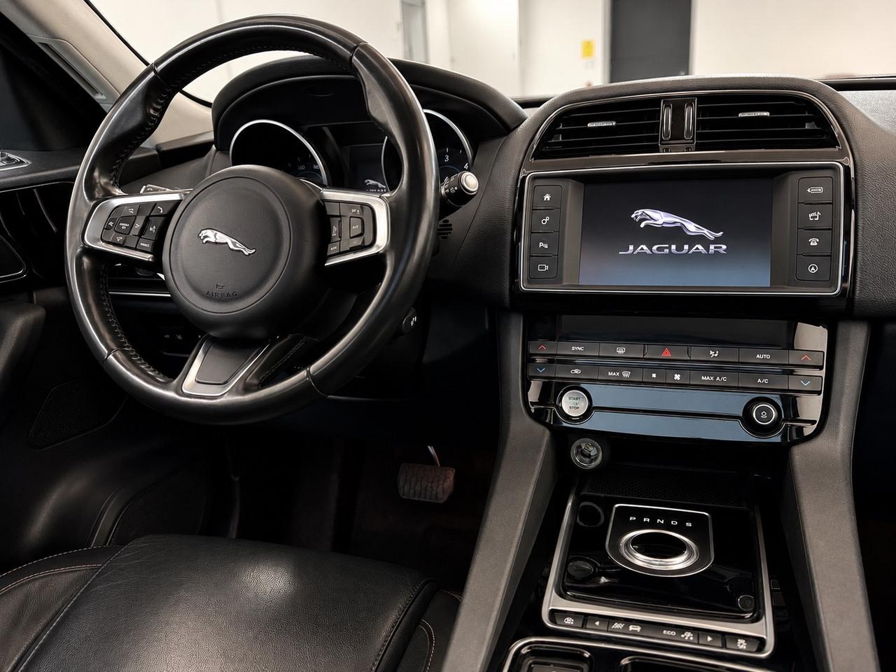 Jaguar F-Pace 2.0 D 180 CV AWD TETTO . CATENA NUOVA