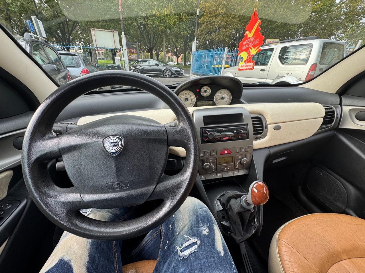Lancia Ypsilon 1.4 16V Platino