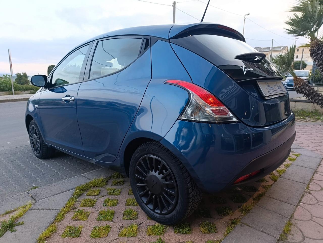 Lancia Ypsilon 1.0 FireFly 5 porte S&S Hybrid Silver