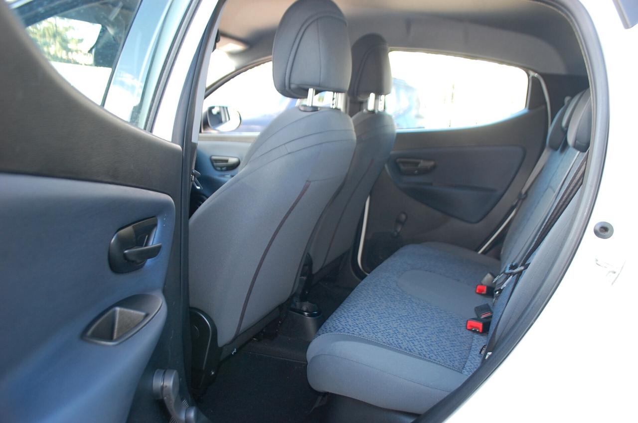 Lancia Ypsilon 1.0 firefly 70CV hybrid Oro S&S Uff Italy USB