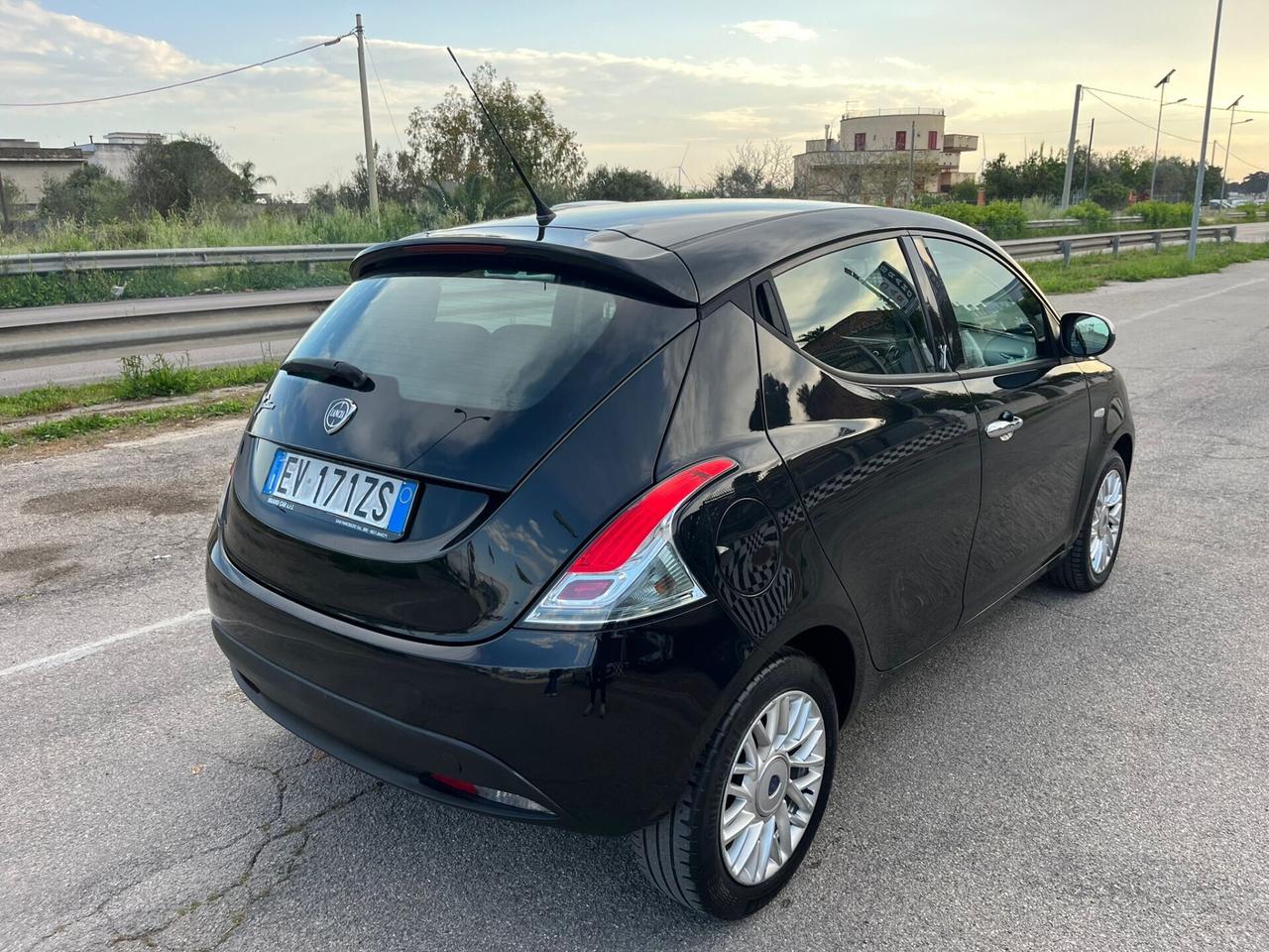 Lancia Ypsilon 1.2 5 porte Platinum Unipro 2014