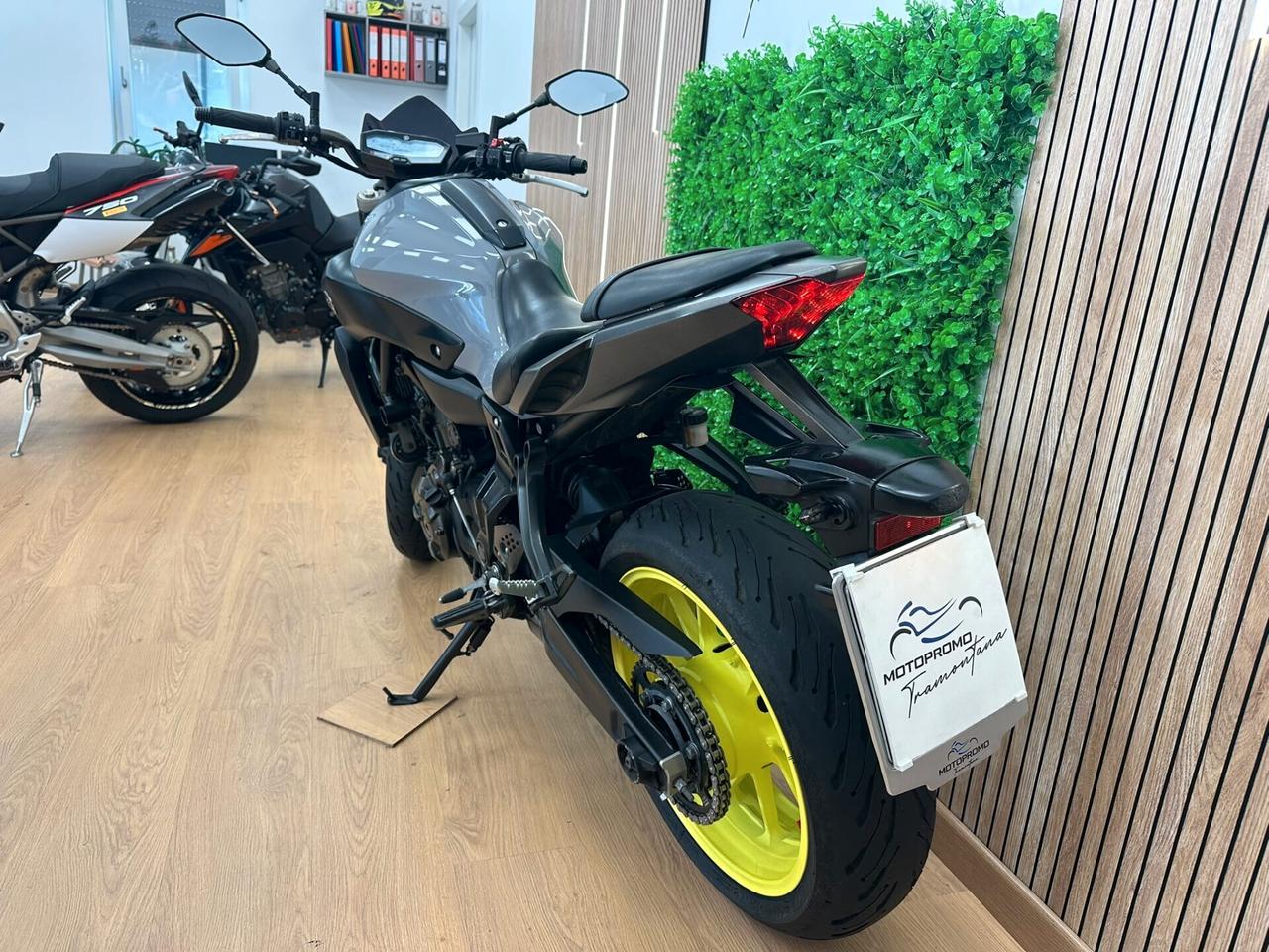 YAMAHA MT07 MT 07 MT-07 NIGHT FLUO - DA 69€ AL MESE