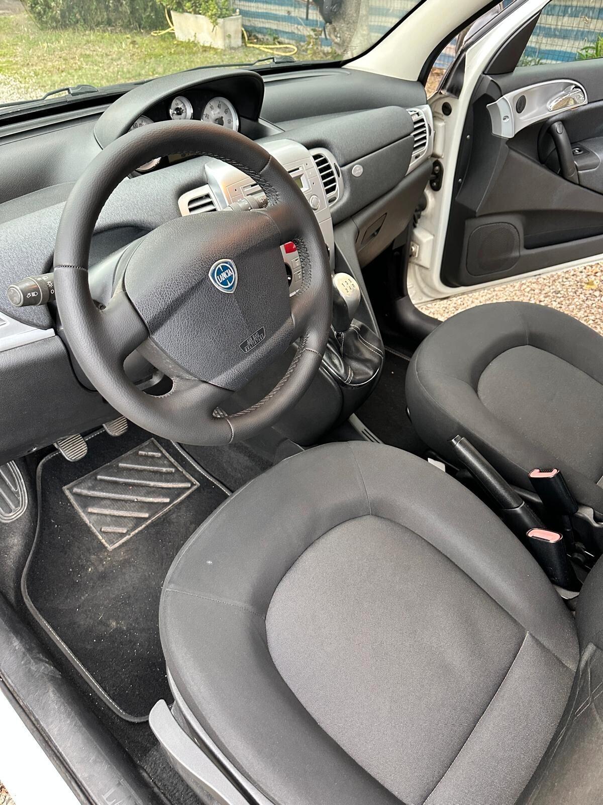 Lancia Ypsilon 1.3 MJT 75 CV Unyca