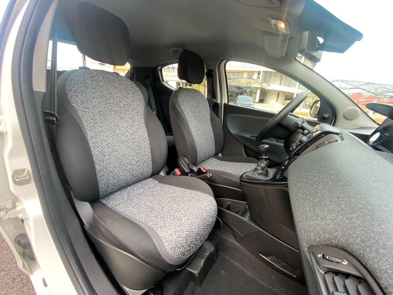 Lancia Ypsilon 1.0 FireFly Hybrid Silver