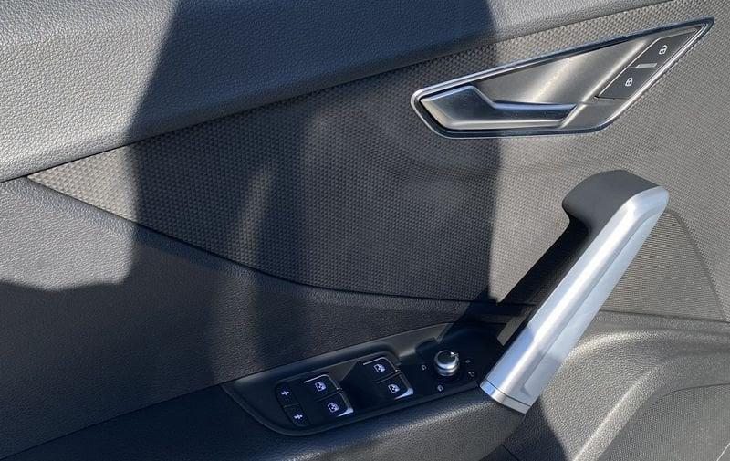 Audi Q2 S Line interno ed esterno 2.0 TDI 150CV s-tronic 35