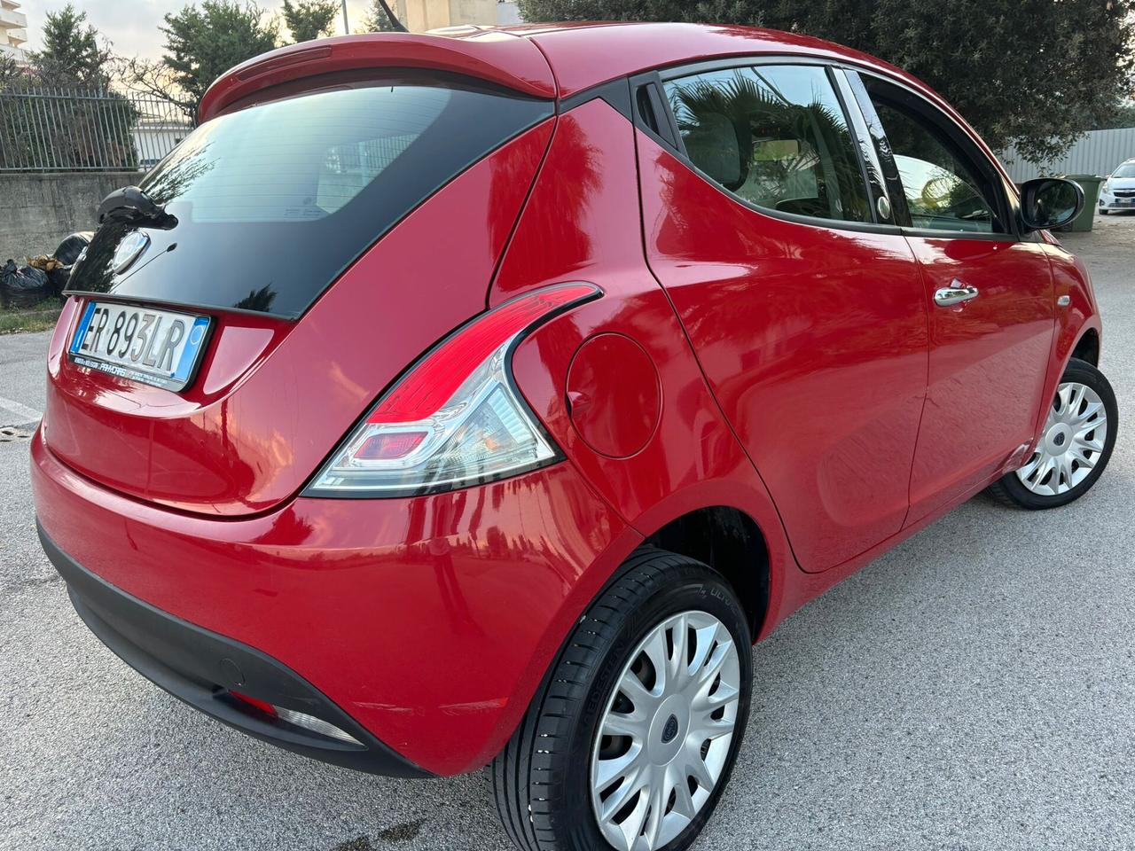 Lancia Ypsilon 0.9 TwinAir 85 CV 5 porte Metano Ecochic Silver