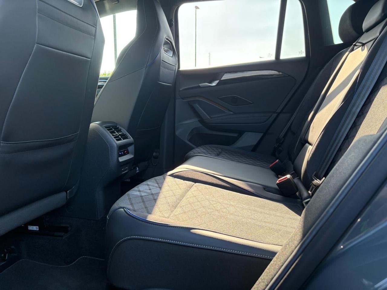 Volkswagen Tiguan VOLKSWAGEN TIGUAN 2.0 TDi R-LINE