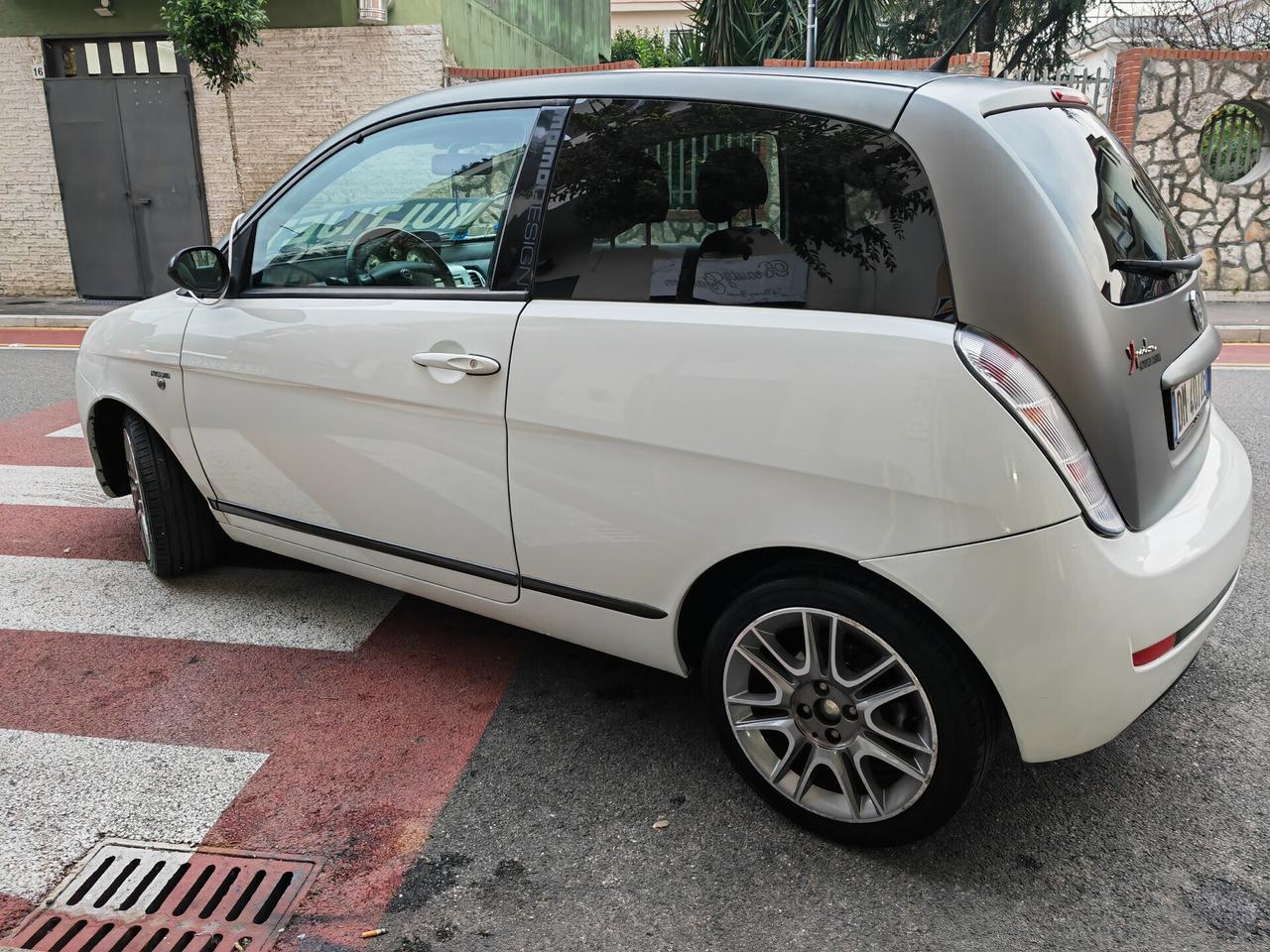 LANCIA YPSILON 1.3 MJT CV105 KW77 MOMODESIGN