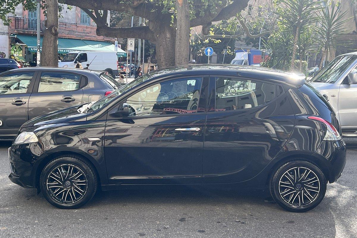 LANCIA Ypsilon 1.2 69 CV 5 porte Silver