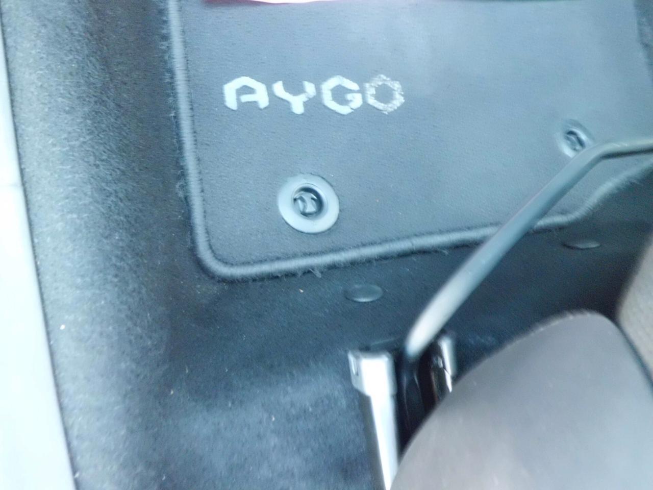 Toyota Aygo Connect 1.0 VVT-i 72 CV 5 porte x-clusiv red style MMT