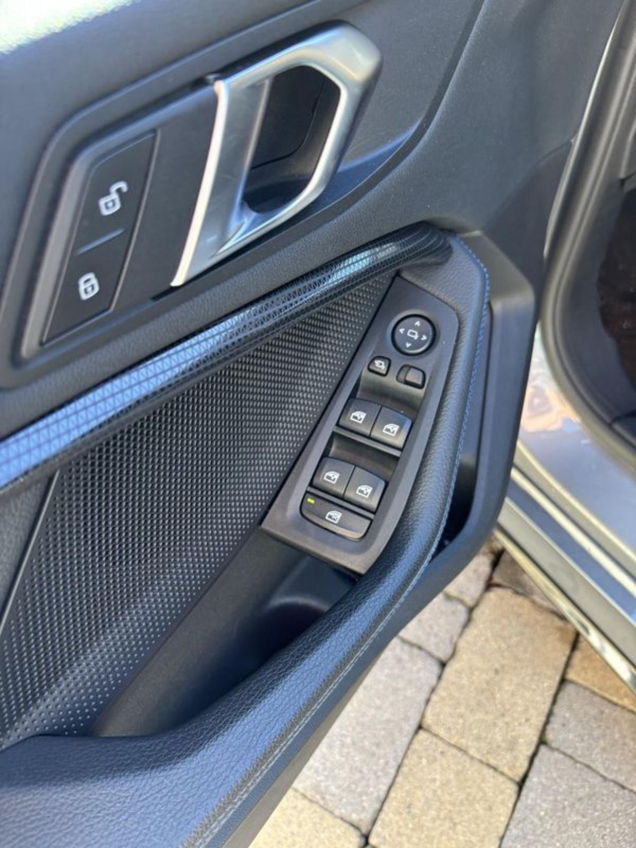 BMW 135 i xDrive NAVI-FULL LED-CAM-19"