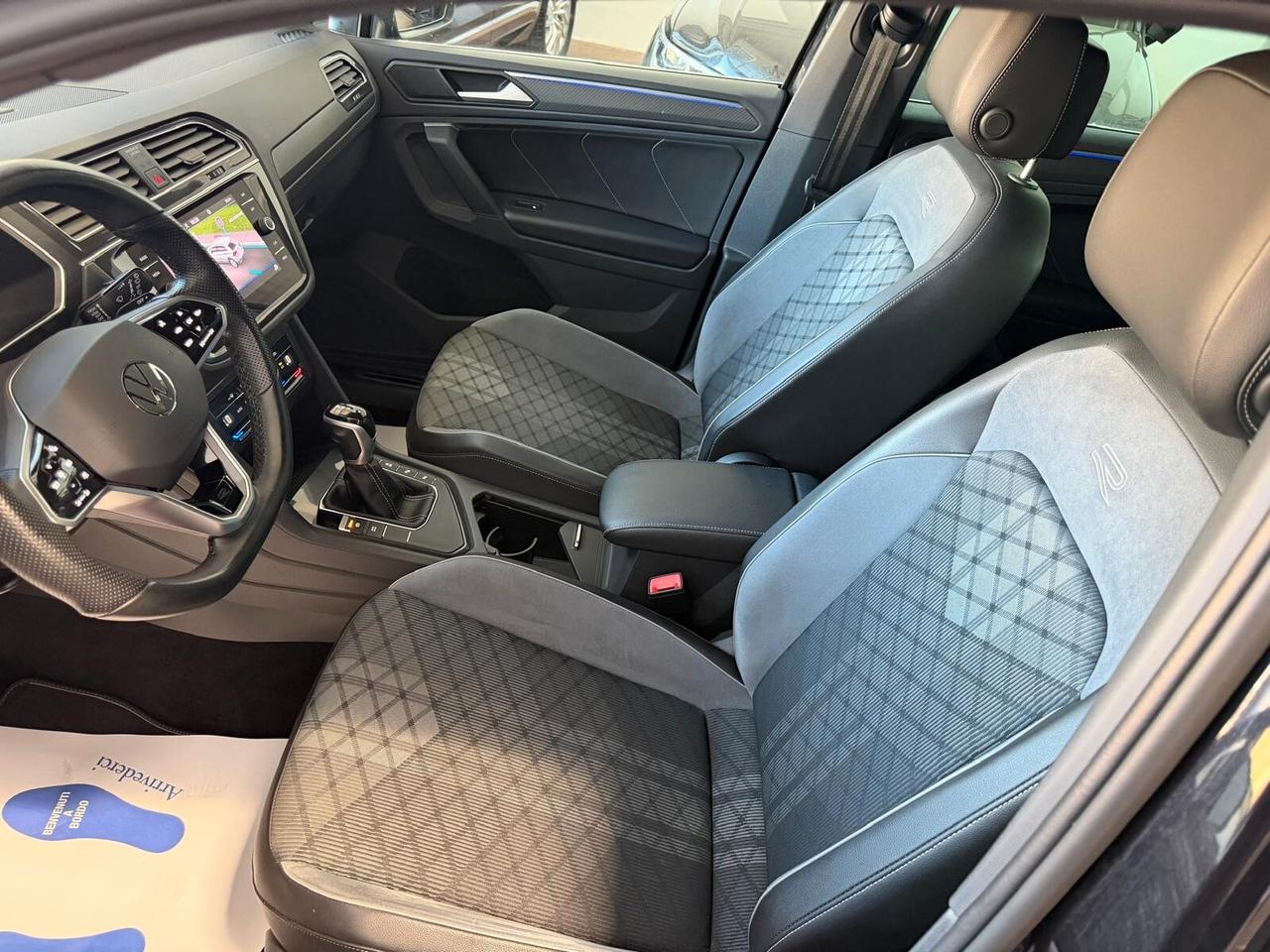 Volkswagen Tiguan 2.0 TDI 150 CV SCR DSG R-Line interno ed esterno