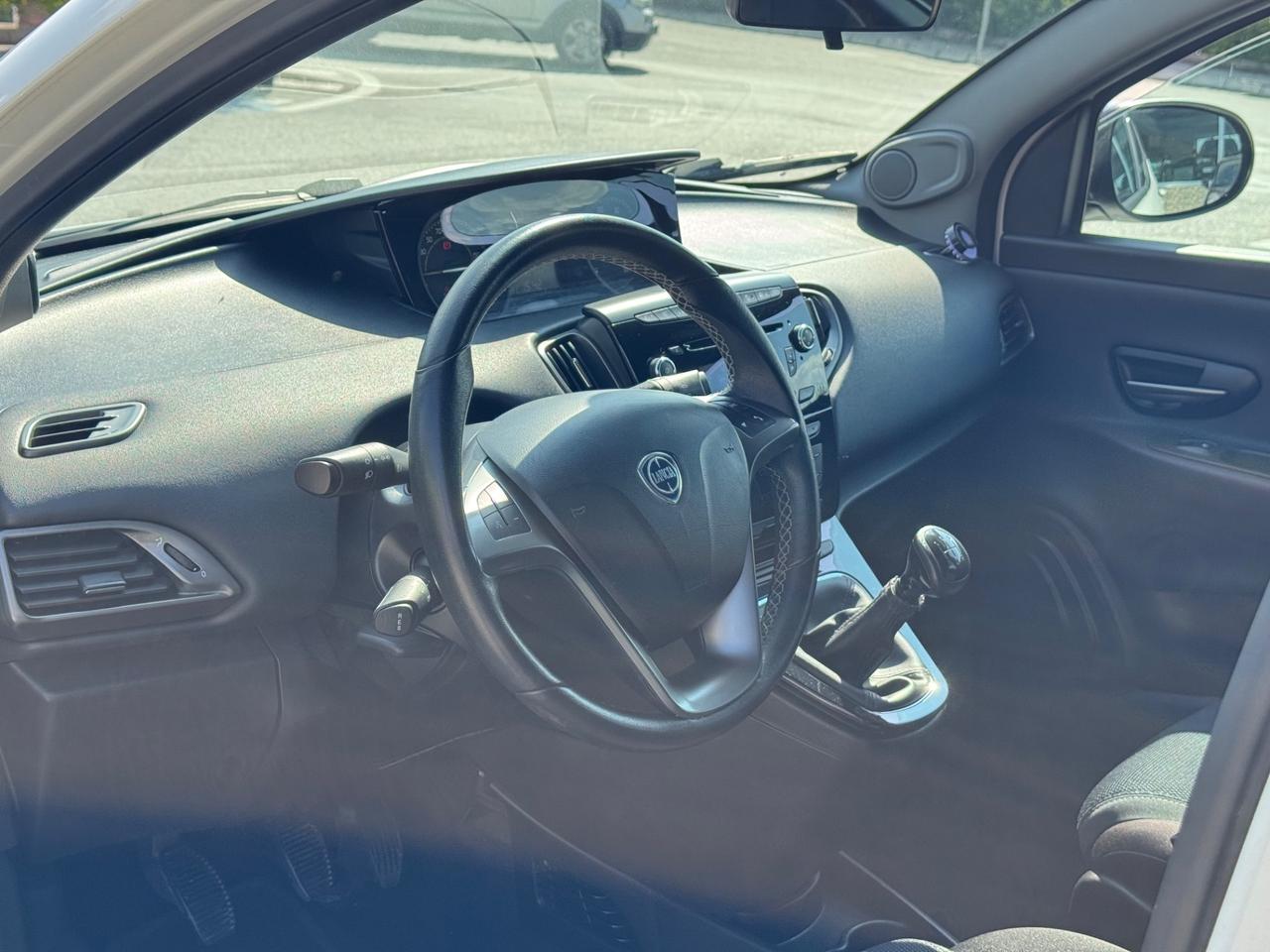 Lancia Ypsilon 1.3 MJT 16V 95 CV 5 porte S&S 30th Anniversary MOMO DESIGN