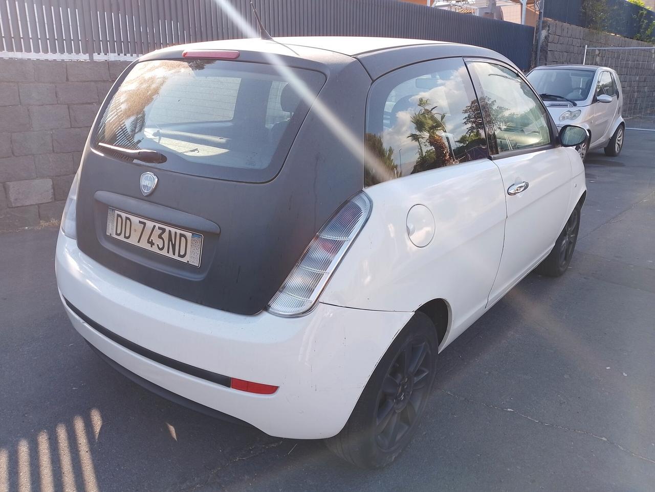 Lancia Ypsilon 1.2 16V Momo Design