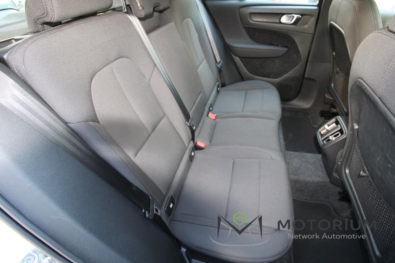 VOLVO XC40 MOMENTUM