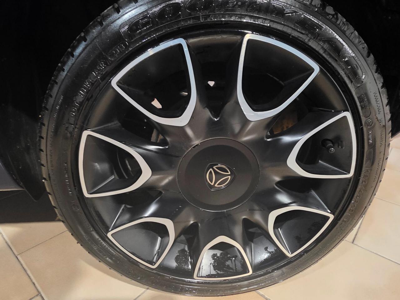 Lancia Ypsilon 1.2 69 CV 5 porte S Momodesign