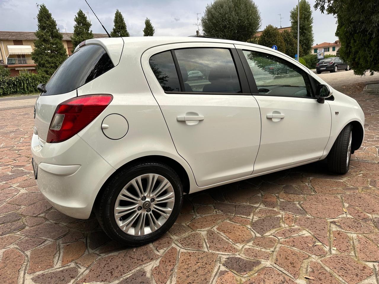 Opel Corsa 1.2 5 porte Cosmo NEOPATENTATI