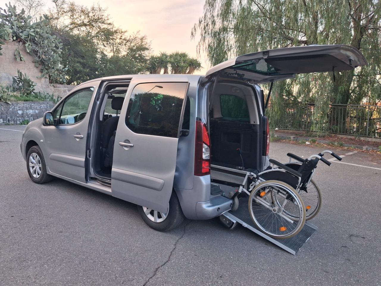 Peugeot Partner Pianale ribassato con rampa disabili in carrozzina