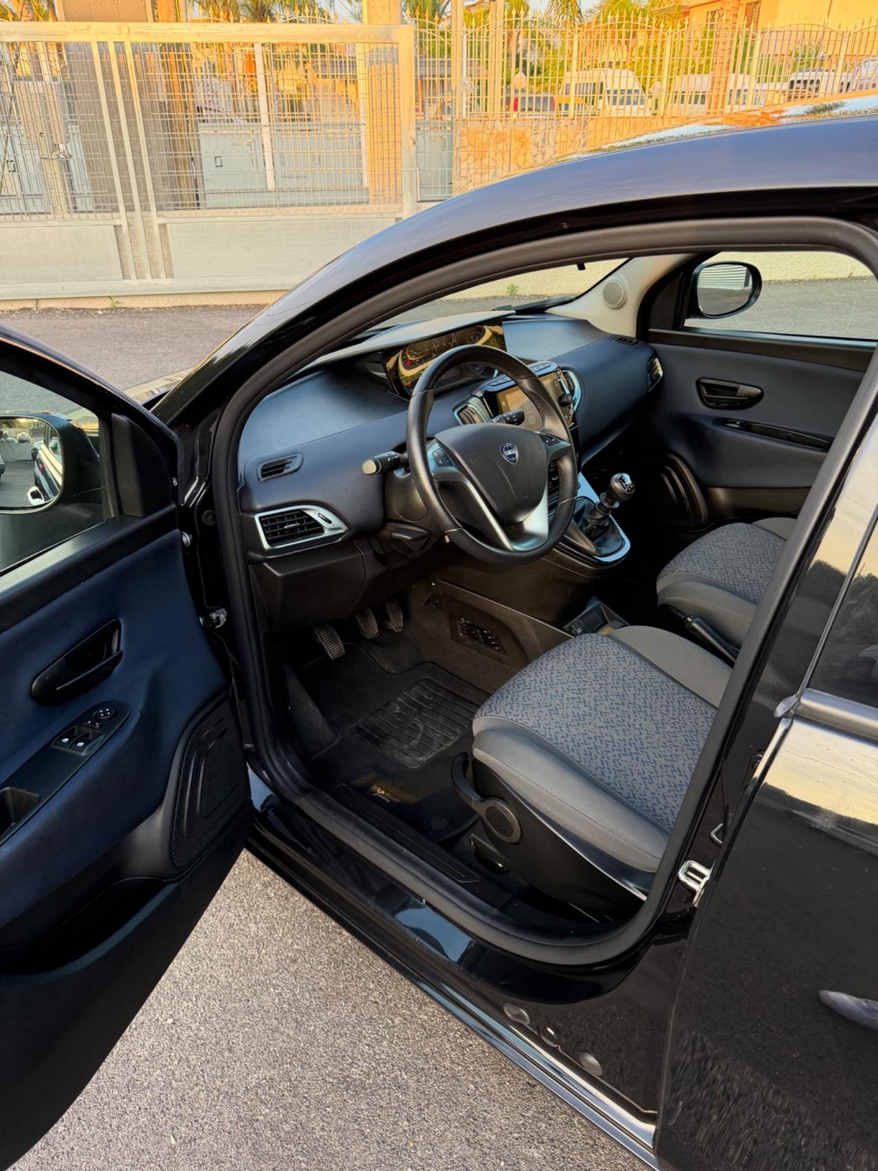 Lancia Ypsilon 1.0 FireFly 5 porte S&S Hybrid Alberta Ferretti