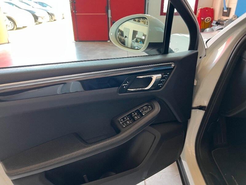 PORSCHE Macan 2.0