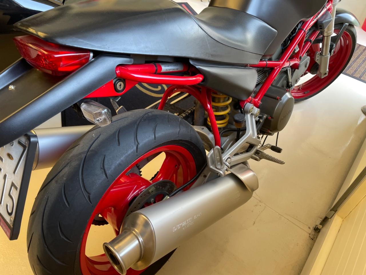 Ducati Monster 600 Dark telaio rosso