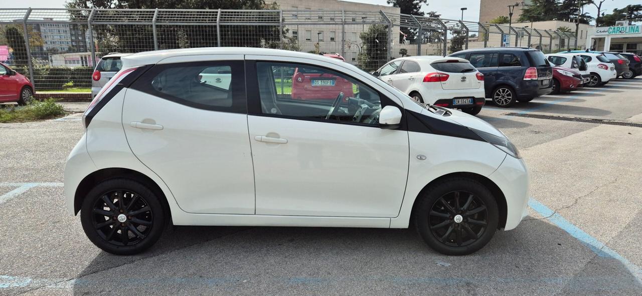 Toyota Aygo X-PLAY 5 PORTE RETROCAMERA CON GARANZIA