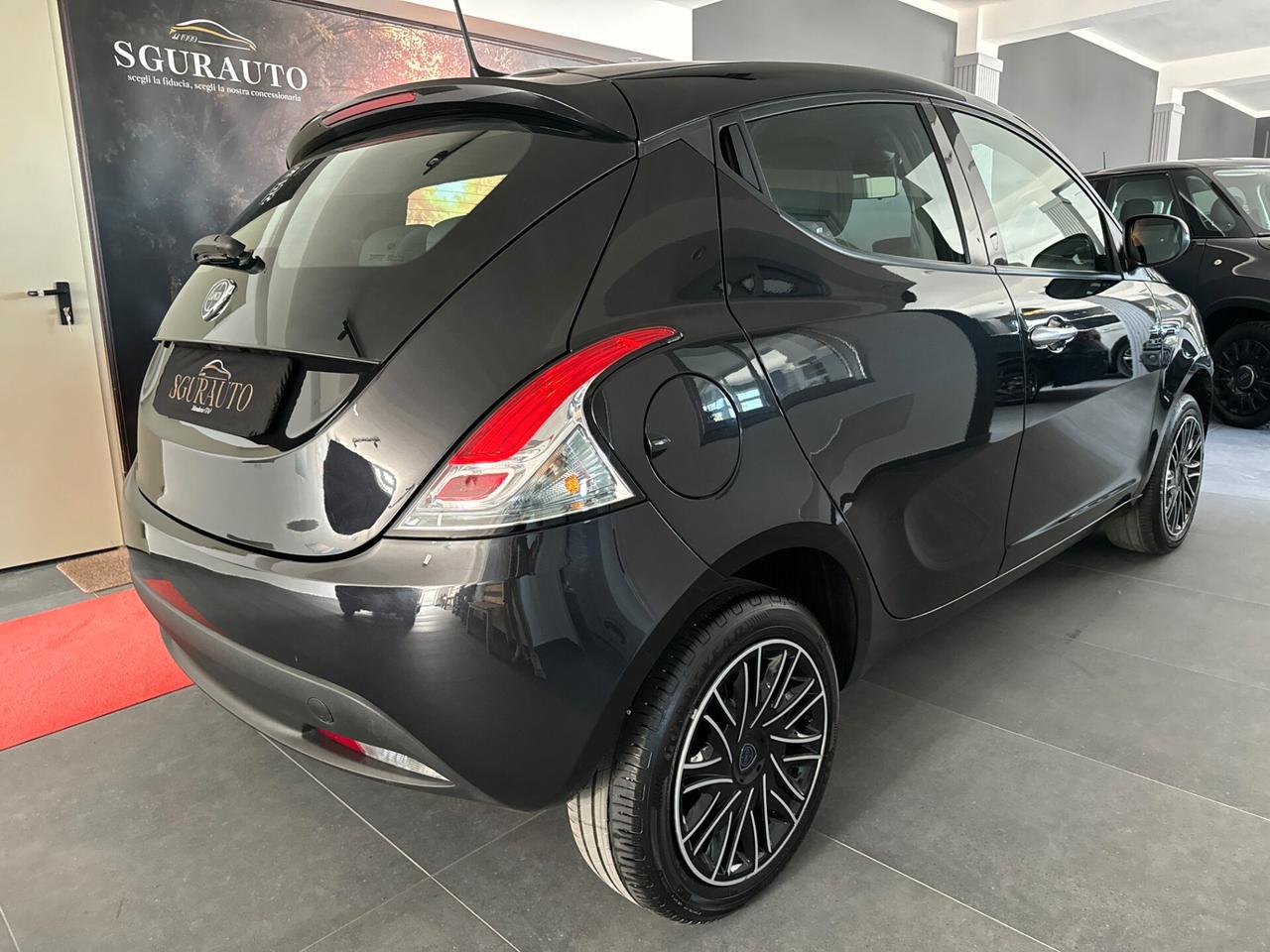 LANCIA YPSILON 1.0 FIREFLY 70CV HYBRID ORO 2024