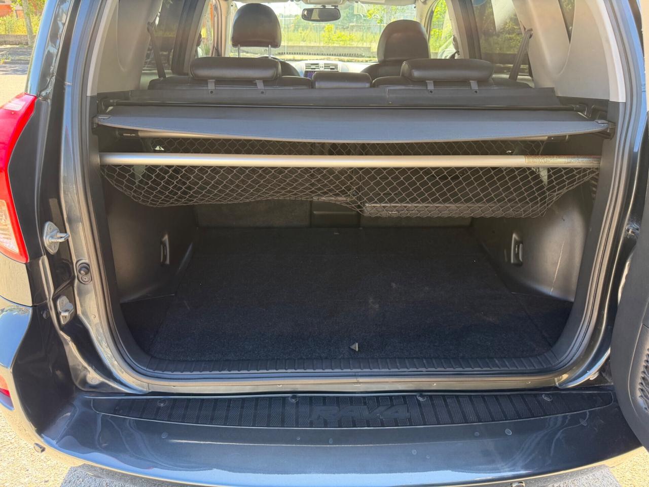 Toyota RAV 4 2.2 D-4D 136 CV tenuto maniacalmente