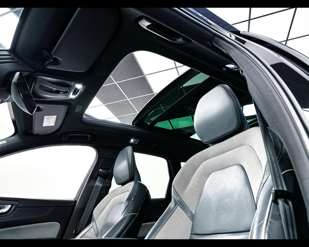 VOLVO XC60 (2017-->) - XC60 B5 (d) AWD Geartronic R-design