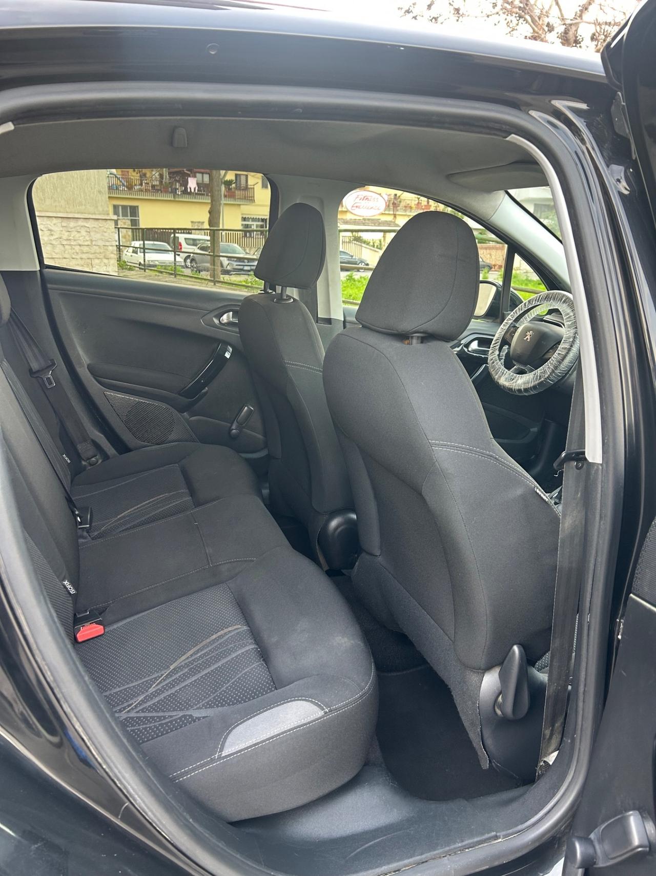 Peugeot 208 1.4 HDi 68 CV 3 porte Allure