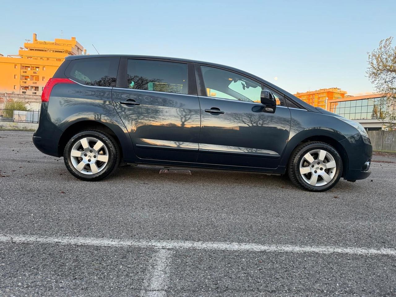 Peugeot 5008 1.6 e-HDi 112CV Stop&Start cambio robotizzato Active