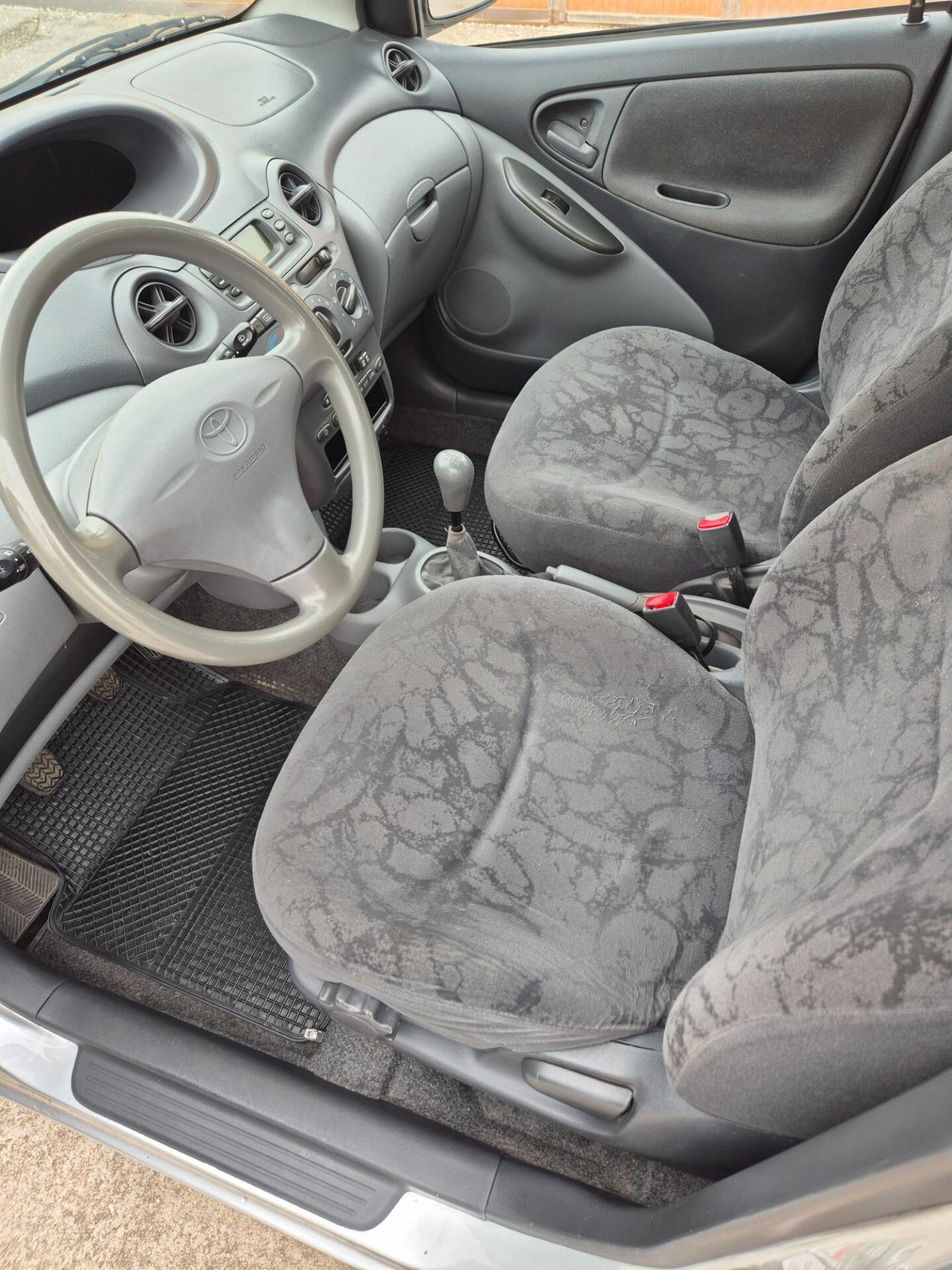 Toyota Yaris 1.0i 16V cat 5 porte neopatentati