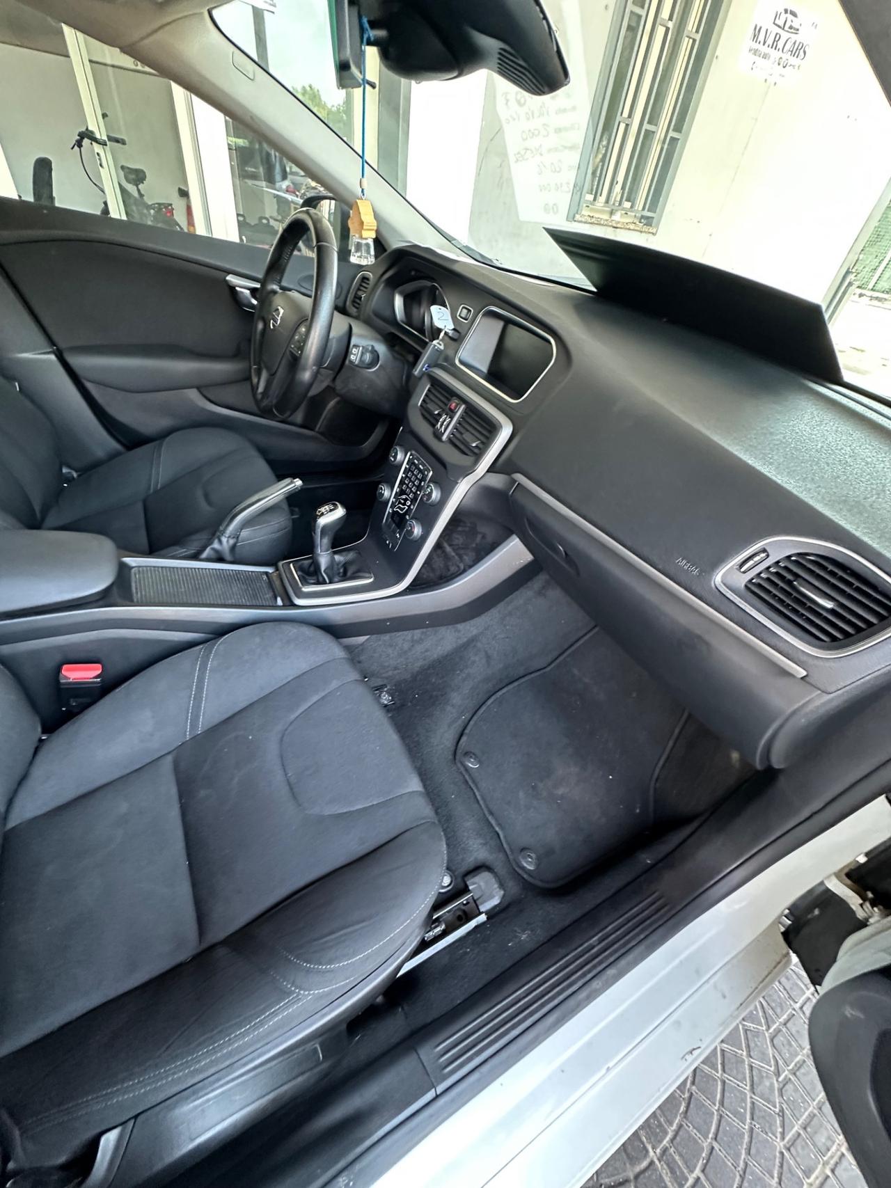 Volvo V40 D2 R-design Momentum