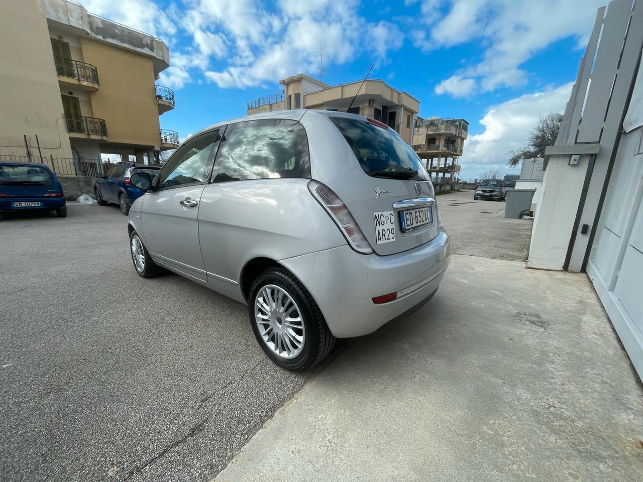 Lancia Ypsilon 1.3 MJT 75 CV Platino