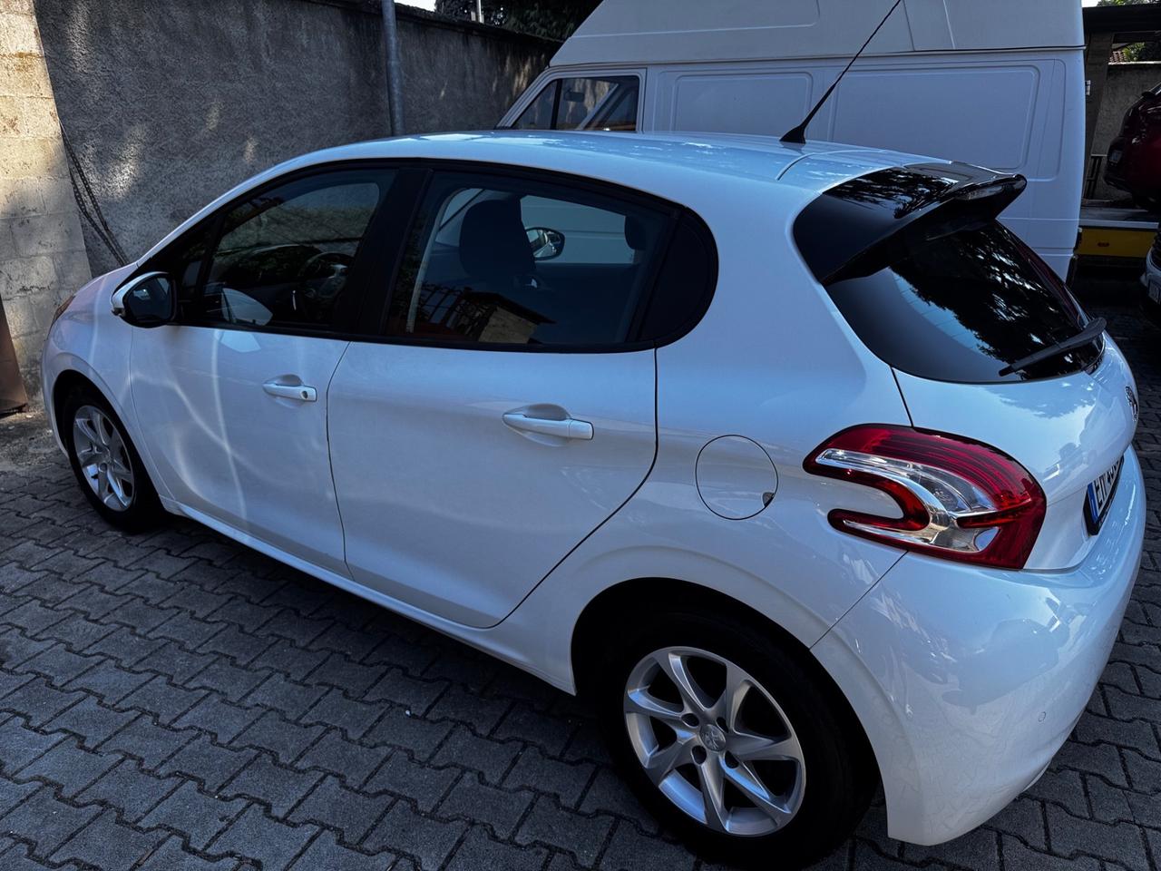 Peugeot 208 1.4 e-HDi 68 CV automatica/ neopatentati