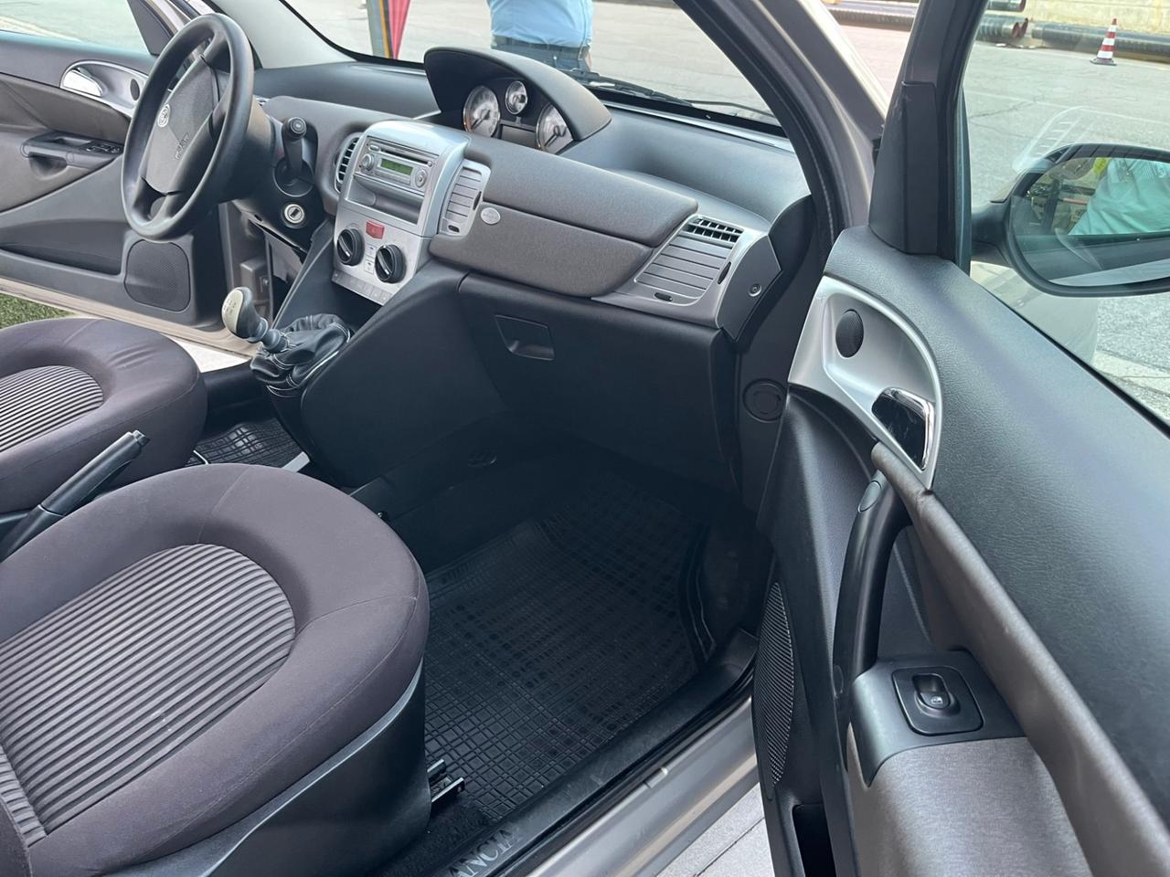 Lancia Ypsilon 1.2 8v Versus