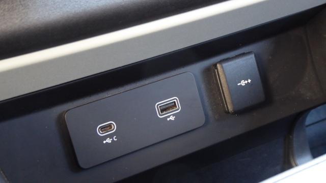 LAND ROVER Defender 110 2.0 SD4 AWD Auto S 7pt