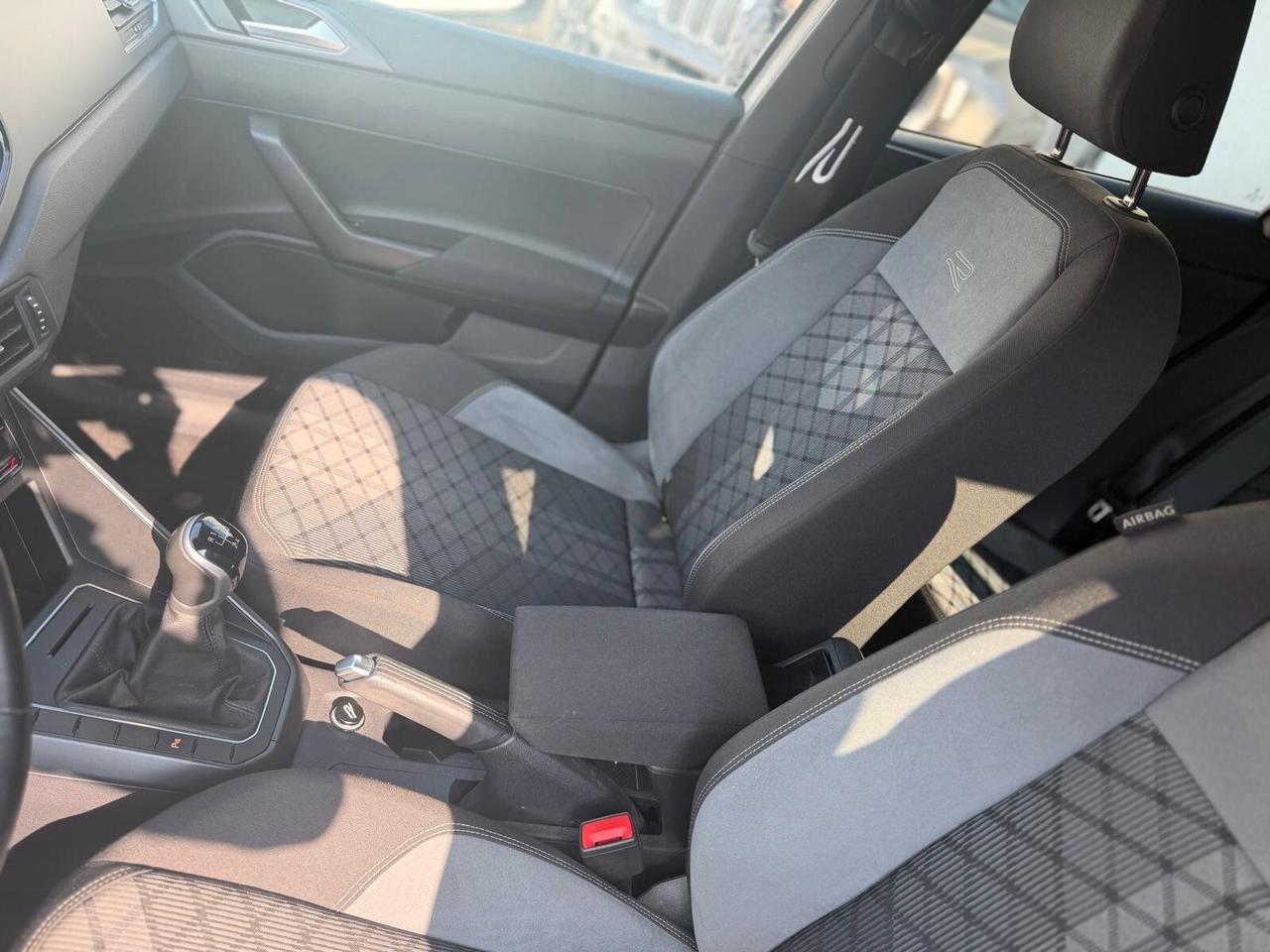 Volkswagen Polo VI 2022 1.0 tsi R-Line 95cv