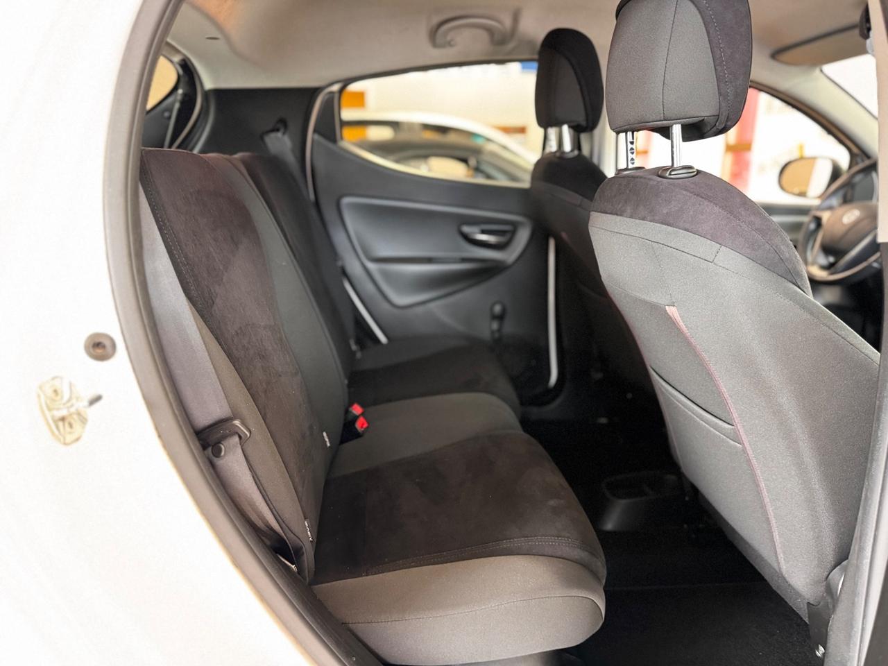 Lancia Ypsilon 0.9 TwinAir 85 CV 5 porte Metano Ecochic Silver